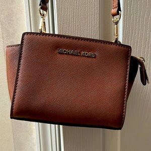 LIKE NEW and AUTHENTIC Michael Kors Cross Body Handbag